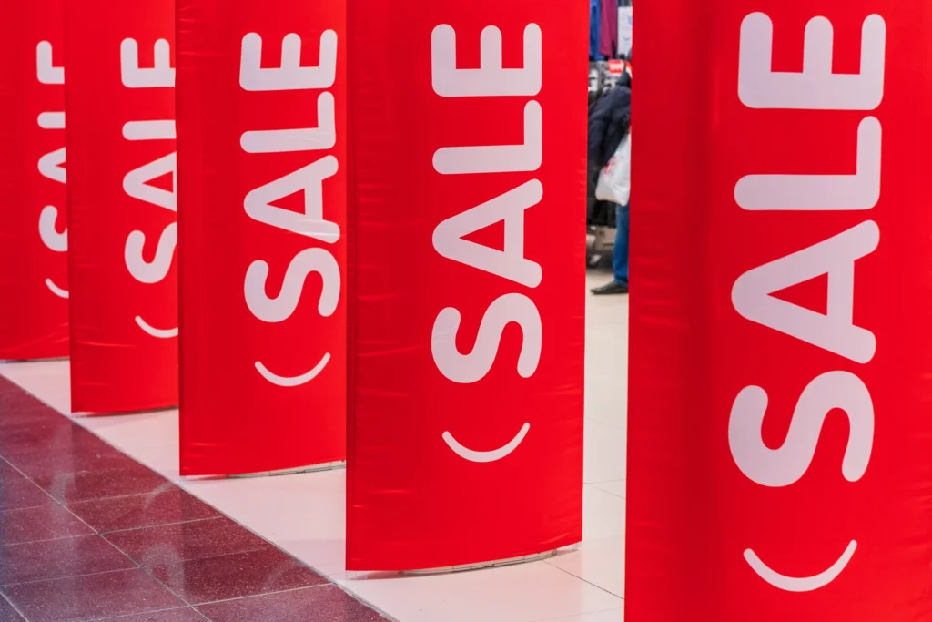 Banner standing dalam pameran bisnis dengan visual yang menarik perhatian.